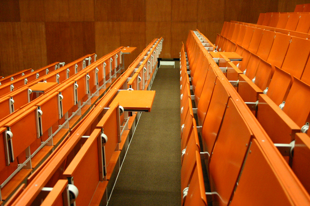 Location Hoersaal, orange, aufsteigende Sitzreihe,70er Jahre
